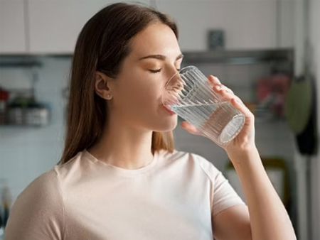 Cách uống nước khi bị say nắng